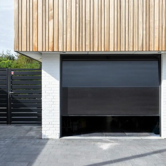 tinywow_Porte-de-garage-sectionnelle-CARSEC-PRO-coloris-9005-structure-mat-Soprofen2_52317135-1200x800